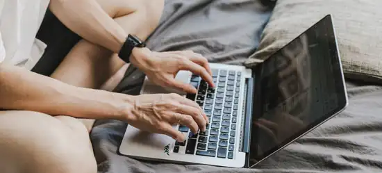 Éditeurs PDF gratuits vs payants : Qu'est-ce qui est mieux ? Image d'ordinateur portable